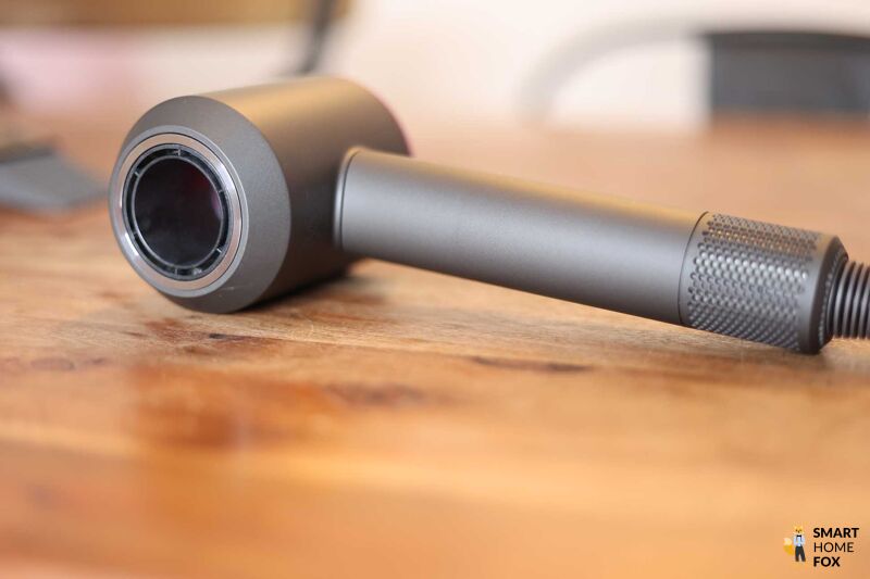 Вы можете увидеть Dyson Supersonic без насадки.